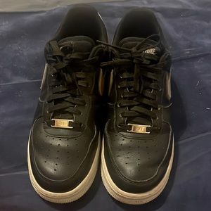 I’m selling Nikes!! Size is 9.5 for Women and they are black!!